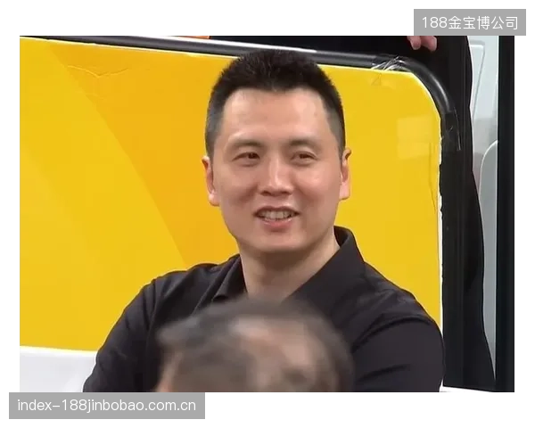 主帅卢伟荣获最佳教练，他打造的攻防体系帮助上海队时隔24年重夺常规赛冠军。